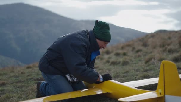 Homem Boné Repara Seu Avião Horizontal Vídeo — Vídeo de Stock