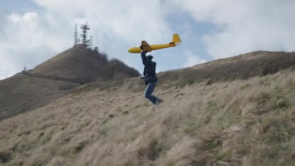 Полет Запущен Желтый Игрушечный Самолет Горизонтальное Видео — стоковое видео