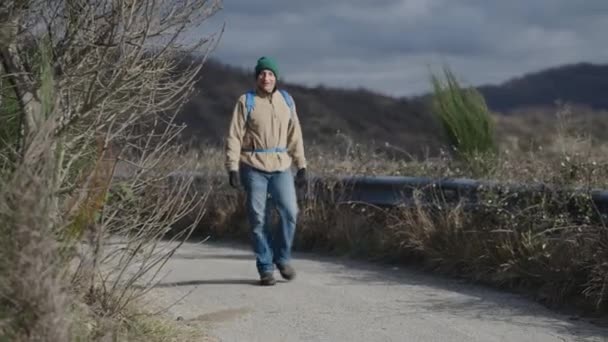 Homem Caminha Longo Uma Estrada Montanha Horizontal Vídeo — Vídeo de Stock