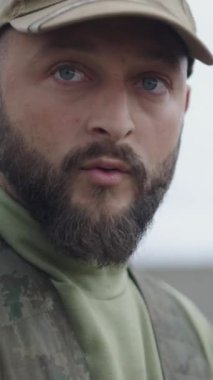 Kafkasyalı bir avcının FullHD dikey video hakkında yorum yapması.