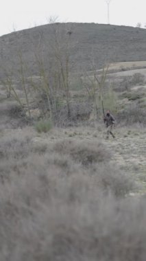 Bir dağda bir avcı yürüyor - FullHD dikey video