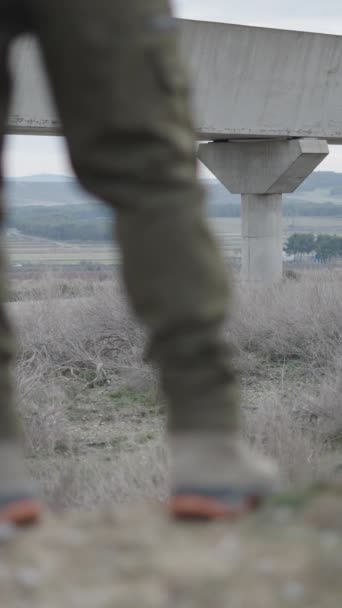 Ein Jäger Auf Einem Hügel Mit Seinem Begleiter Hintergrund Fullhd — Stockvideo