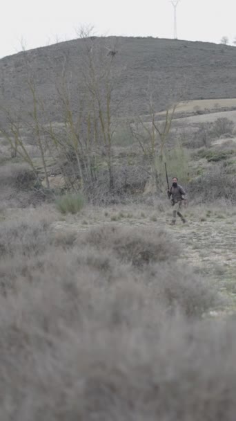 在山上一个猎人散步 Fullhd垂直视频 — 图库视频影像