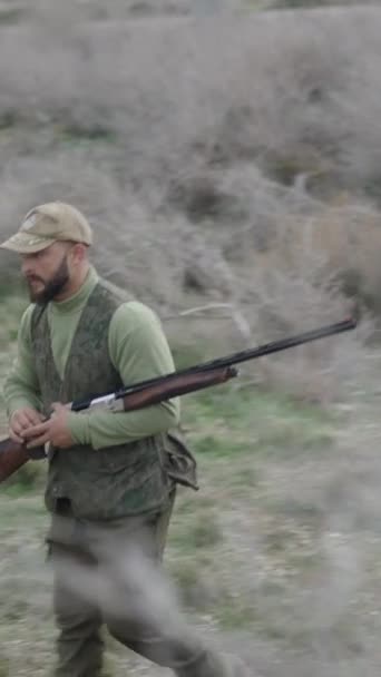 Chasseur Avec Fusil Chasse Fait Commentaire Vidéo Full Vertical — Video