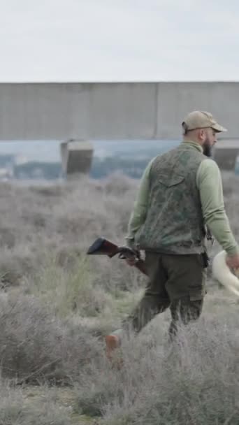 捕獲されたハンターは狩りのためのフェレットを運ぶ フルHd垂直ビデオ — ストック動画