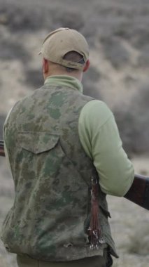 İspanya 'da tüfekli bir avcı gülümsüyor - FullHD dikey video