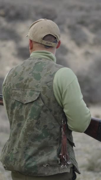 Ein Jäger Mit Einer Schrotflinte Lächelt Spanien Fullhd Vertical Video — Stockvideo