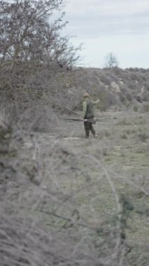 İki avcı bir av alanında konuşuyor - FullHD dikey video