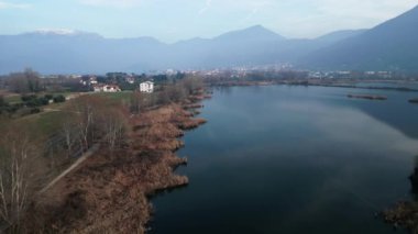 Yanı başında bir yol olan dağlarda güzel bir göl - 4K Yatay