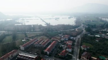 Gölü köyden ayıran bir yol var - 4K Yatay
