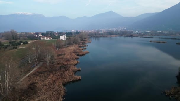 その隣の道路を持つ山の美しい湖 4K水平 — ストック動画