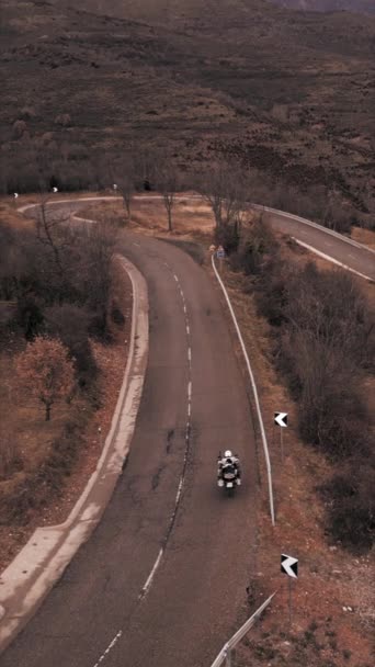 Мотоцикл Отправляется Горы Fhd Вертикальное Видео — стоковое видео