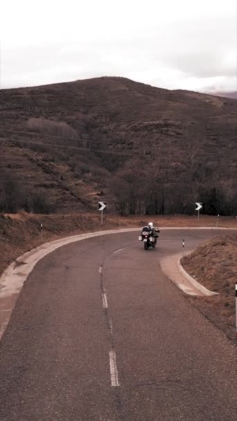 Bir Motorcu Güzel Bir Dağda Köşesini Alıyor Fhd Dikey Video — Stok video