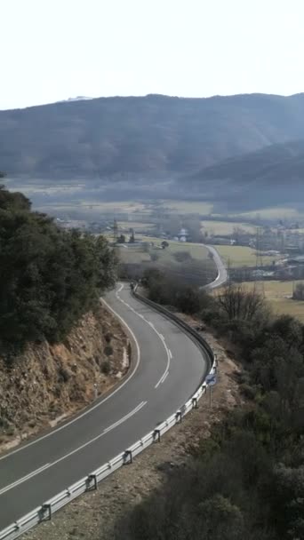 谷間の道路のドローンビュー Fhd 垂直ビデオ — ストック動画