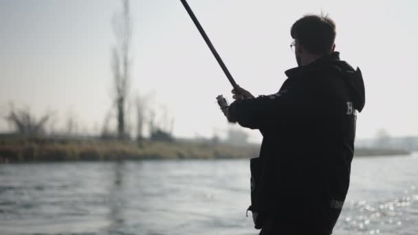 Невпізнаваний Рибалка Розмотує Лінію Свого Стрижня Горизонтальний — стокове відео