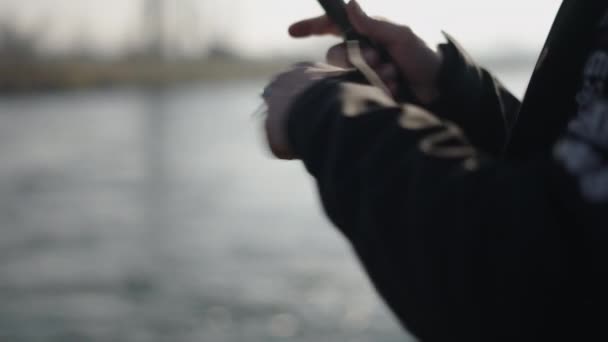 Ένας Αγνώριστος Ψαράς Ξετυλίγει Καρούλι Του Οριζόντια — Αρχείο Βίντεο