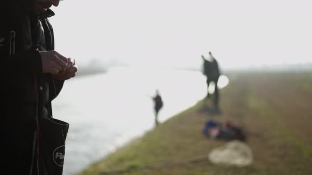 Несколько Неузнаваемых Рыбаков Реки Италии Горизонталь — стоковое видео