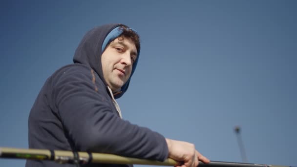Итальянский Мужчина Пытается Ловить Рыбу Horizontal — стоковое видео