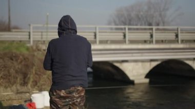 Balıkçı oltayı nehre attı - 4K Yatay