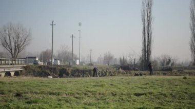İtalya 'da nehir kenarında balık tutan iki adam - 4K Yatay
