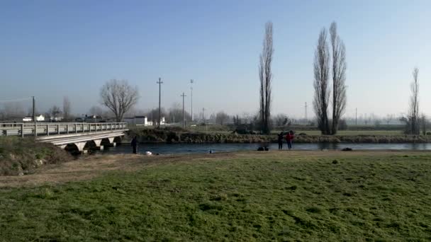 Panoramaaufnahme Eines Flusses Der Von Fischern Umgeben Ist Horizontal — Stockvideo