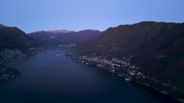 Lago di Como 'nun kıyılarındaki bir köyün havadan görünüşü - 4K Yatay