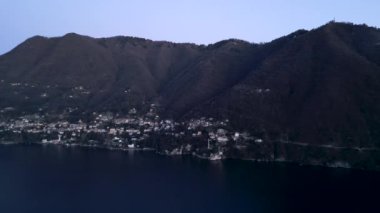 Lago di Como kıyısındaki güzel dağ köyü - 4K Yatay
