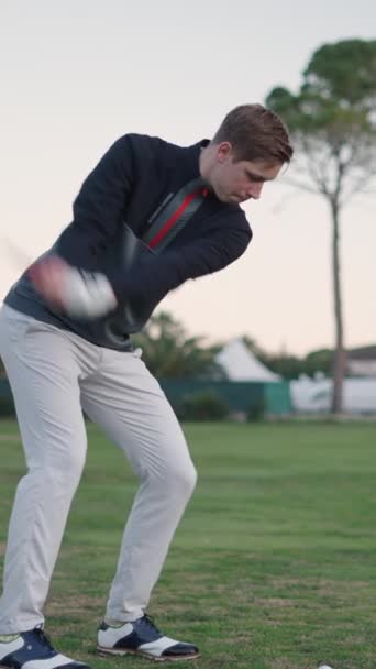 Ein Großer Blonder Junge Macht Einen Golfschuss Fullhd Vertikales Video — Stockvideo