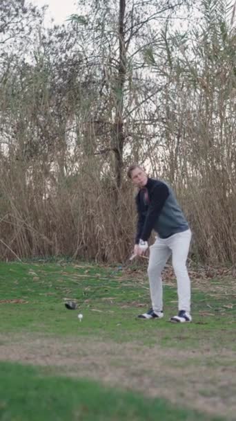 Jovem Jogador Bate Tiro Golfe Fullhd Vertical Vídeo — Vídeo de Stock