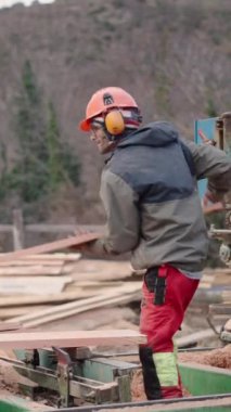 Bazı parçaları taşıyan bir marangoz - FHD dikey video