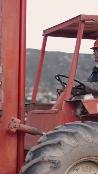Seorang Pekerja Mengambil Sepotong Kayu Dan Menempatkannya Cutter Video Vertikal — Stok Video