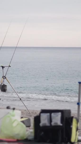 Рибалка Сидить Піску Чекає Рибу Fullhd Вертикальне Відео — стокове відео
