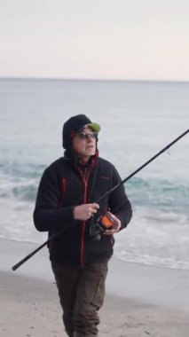 Yetişkin bir balıkçı oltasını fırlatıyor - FullHD dikey video