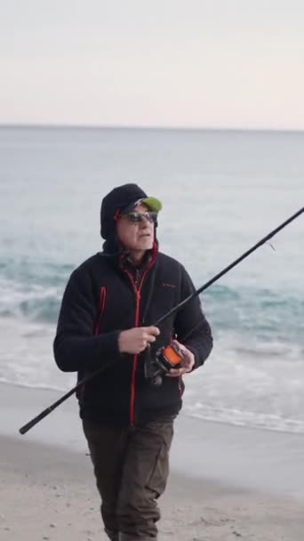 Adult Fisherman Casting His Rod Fullhd Vertical Video — Stock Video