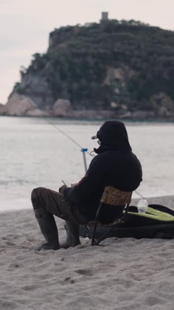 Unerkennbarer Fischer Schaut Beim Angeln Auf Sein Handy Fullhd Vertikales — Stockvideo
