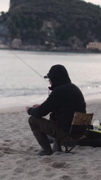 Ένας Ψαράς Που Κάθεται Μια Όμορφη Παραλία Fullhd Κάθετη Βίντεο — Αρχείο Βίντεο