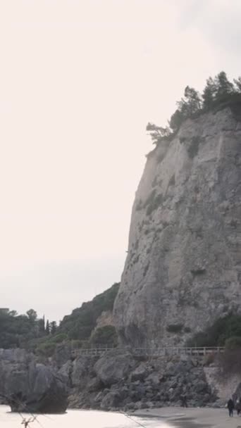 美しい山岳ビーチの砂の上の人々 フルHd垂直ビデオ — ストック動画
