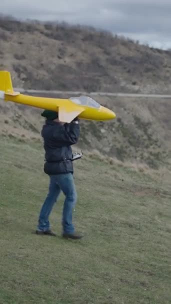 Homem Adulto Prepara Seu Avião Para Voo Fullhd Vertical Vídeo — Vídeo de Stock