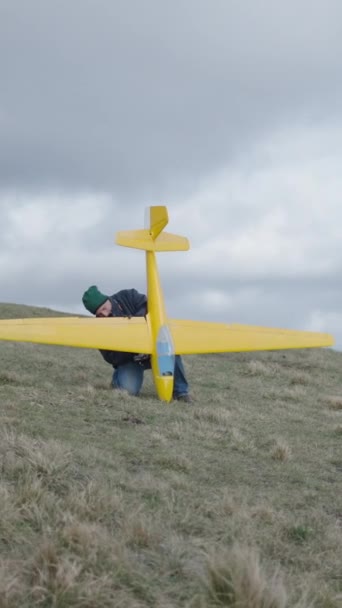 Sarı Bir Uçak Bir Adam Tarafından Manipüle Edilir Fullhd Dikey — Stok video