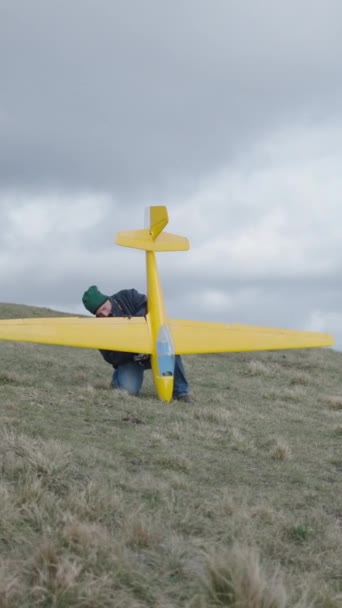 Een Geel Vlak Wordt Gemanipuleerd Door Een Man Fullhd Verticale — Stockvideo