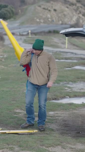 Homem Desmonta Partes Seu Avião Brinquedo Fullhd Vertical Vídeo — Vídeo de Stock