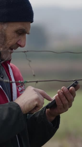 Giardiniere Caucasico Guarda Qualcosa Sul Suo Smartphone Fhd Vertical — Video Stock