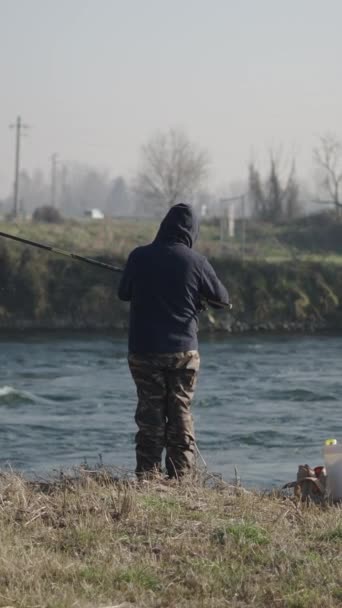 Nerozpoznatelný Rybář Hodí Prut Řeky Fhd Vertikálně — Stock video