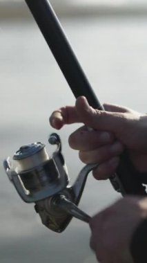 FHD Dikey FHD balıkçısının elinde bir misina açılır.