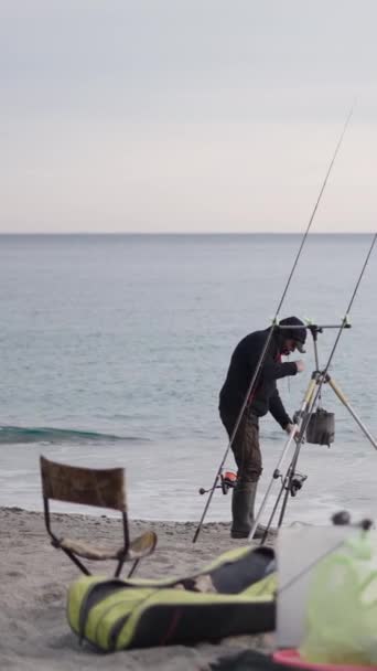 Oltasının Ucunu Düzelten Bir Balıkçı Fullhd Dikey Video — Stok video