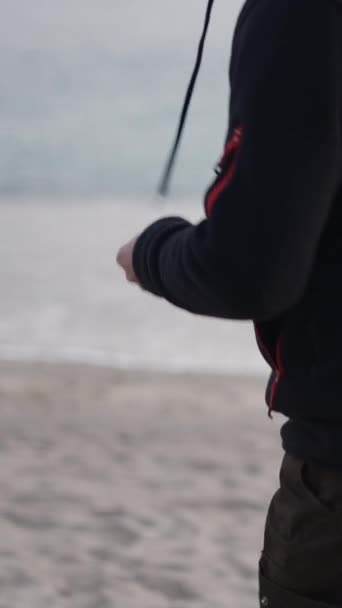 Ένας Ενήλικος Ψαράς Κάνει Προσαρμογές Fullhd Κάθετη Βίντεο — Αρχείο Βίντεο