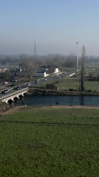 Άποψη Ενός Ποταμού Τους Ψαράδες Δίπλα Στη Γέφυρα Fhd Vertical — Αρχείο Βίντεο