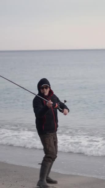 Bir Olta Usta Bir Balıkçı Tarafından Fırlatılır Fullhd Dikey Video — Stok video