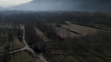 Çimenli bölgenin yakınındaki bir dağın insansız hava aracı görüntüsü - 4K Yatay Görüntü