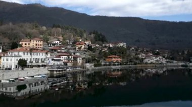 İnsansız hava aracı İtalya 'nın Mergozzo köyüne yaklaşıyor - 4K Yatay video